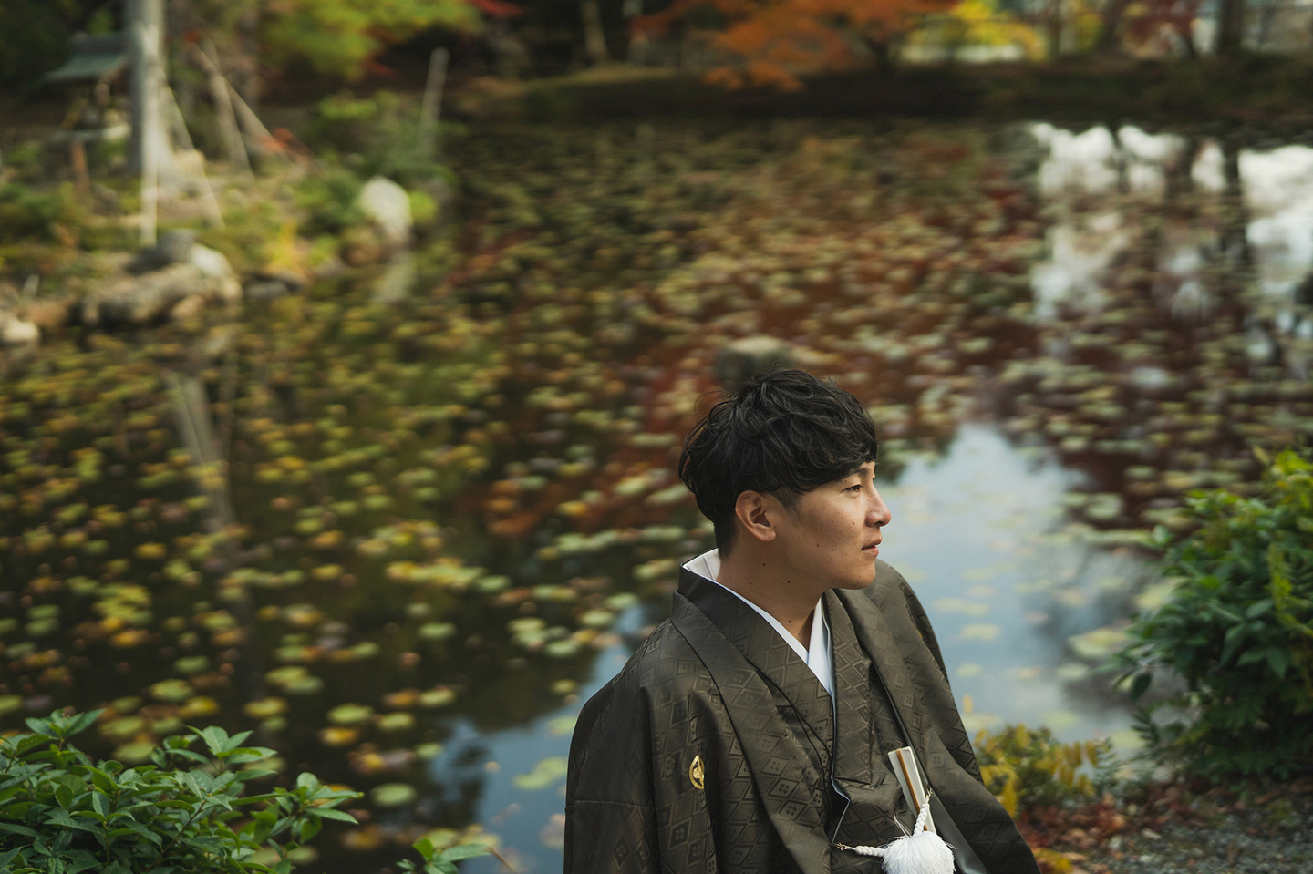 大原の神社の池と新郎