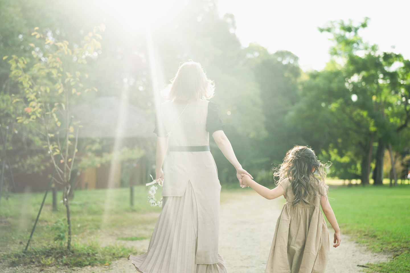 手を繋いでロケーション撮影 ファミリーフォト