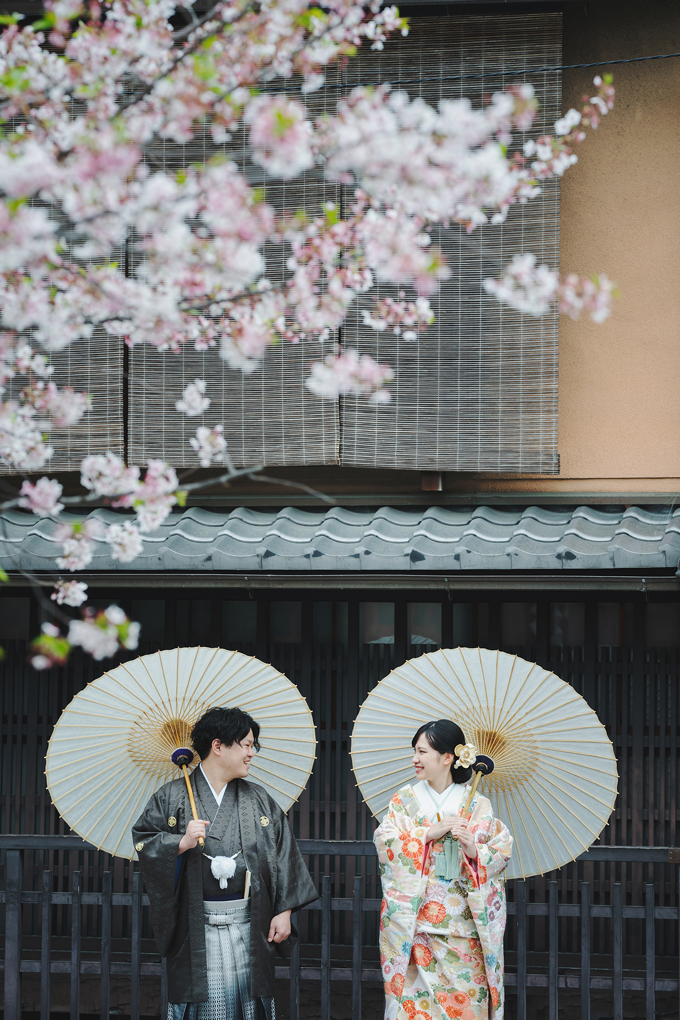 桜の咲いた京町家の前でロケーションフォト|京都前撮り