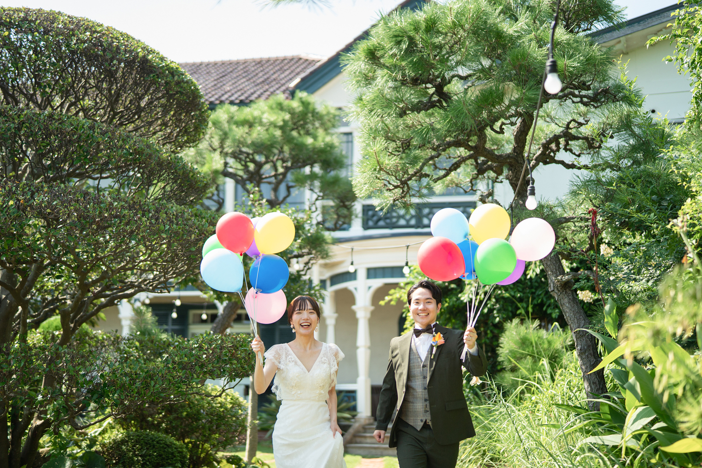 グッゲンハイム邸の庭で風船をもつ2人｜神戸前撮り