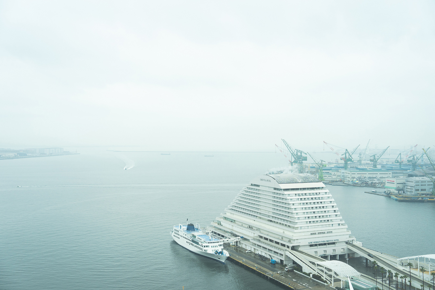 オリエンタルホテル神戸から見える、雨の日のハーバーランド｜片倉写真事務所｜ウェディングフォト