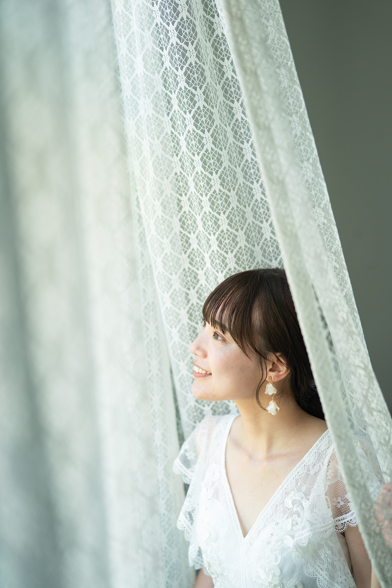 旧グッゲンハイム邸｜2階のカーテン越し｜ドレス前撮り